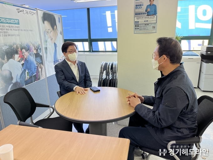 염태영 경기도지사 예비후보 캠프를 찾은 김희겸 수원특례시장 예비후보