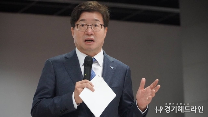 염태영 더불어민주당 경기도지사 예비후보가 지속가능한 도시 리더십을 주제로 강연을 하고 있다.