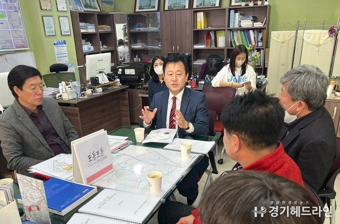 김용남 국민의힘 수원특례시장 예비후보는 8일 원특례시 영통구 매탄3동에 일일 캠프를 꾸려 캠프를 찾아오는 지역 주민들과 간담회 갖고 있다.