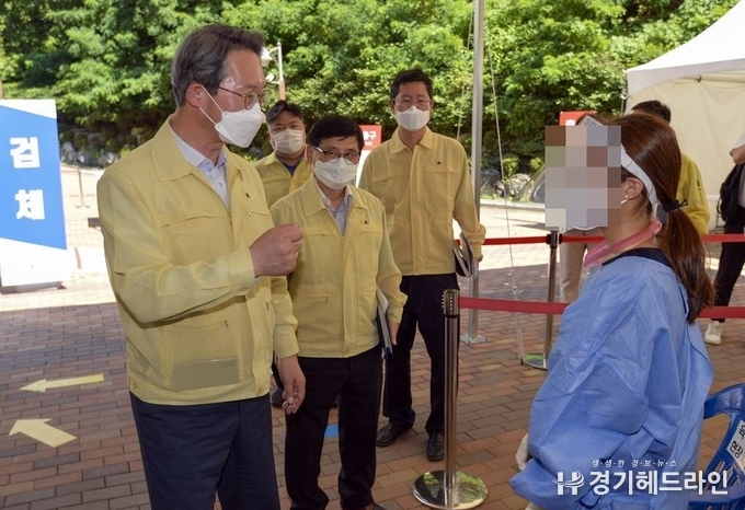 지난해 7월 당시 김희겸 행정안전부 재난안전관리본부장이 코로나19 특별방역점검을 위해 경기도 수원시 영통구 임시 선별검사소(영통구 보건소)를 방문해 폭염대책 및 검사 全 과정 운영상황을 점검하고, 관계자들을 격려하고 있다. (사진=행안부 제공)