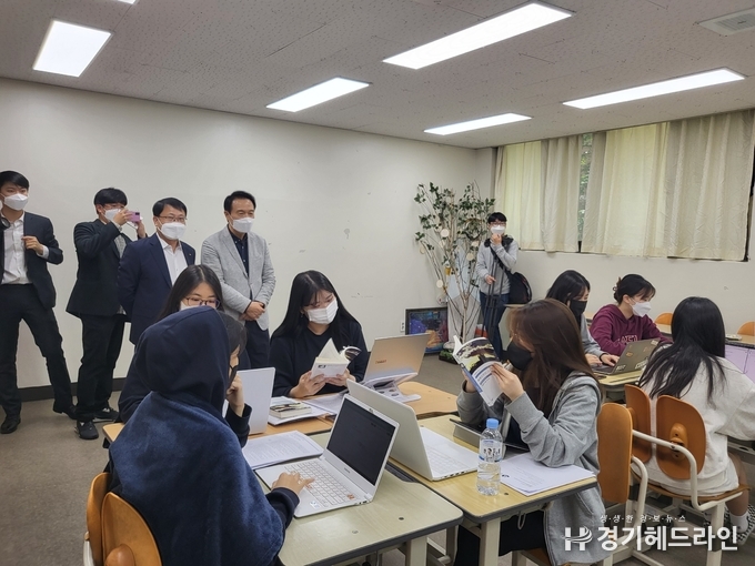 임태희 예비후보가 27일 의왕소재 경기외국어고등학교를 방문해 수업을 참관 하고 있다.