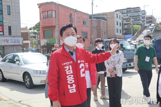 용남 국민의힘 수원특례시장 후보는 27일 수원특례시 팔달구 지동에 위치한 팔달경찰서 신설 예정 부지에 일일 캠프를 차려 찾아오는 지역 주민들과 간담회를 진행했다.