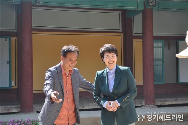 김용 화성시장 예비후보자와 김은혜 경기도지사 후보가 용주사에서 환담 (사진제공=김용 화성시장예비후보 선거사무소)
