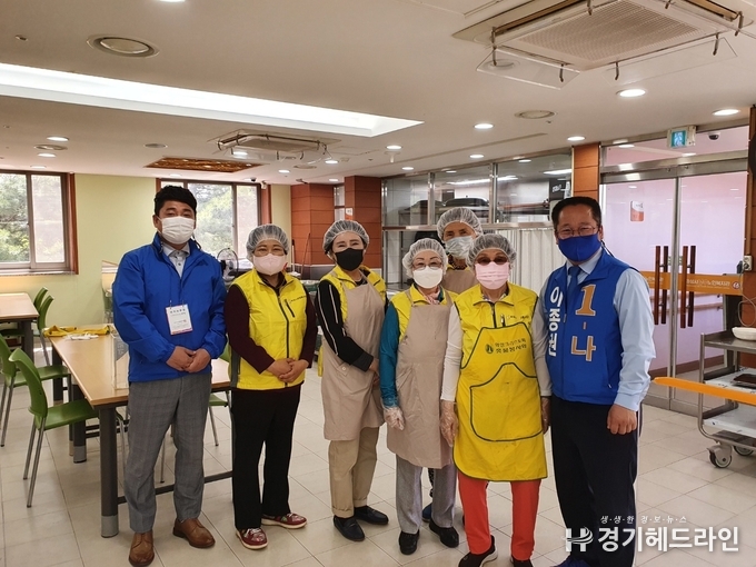 이종권 후보는 9일 하모니연합봉사단(연합회장:배행순) 주관으로 마련된 어르신들을 위한 배식 봉사활동에 참여했다.