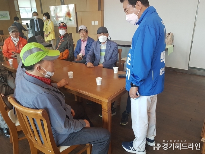 백군기후보가 효도관광 참여어르신들을 격려하고 있다.(사진=백군기 후보 선거캠프 제공)