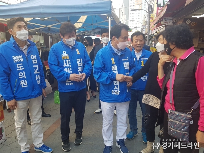 백군기후보가용인중앙시장에서 시민들과 환담하는모습(사진=백군기 후보 선거 캠프 제공)