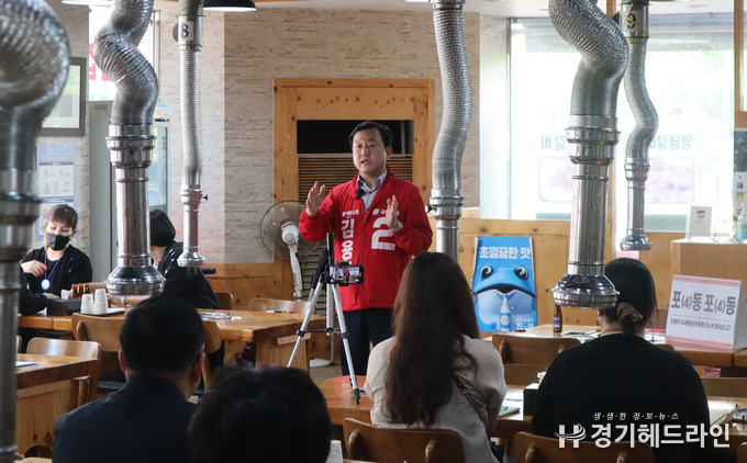 수원특례시 권선구 호매실동에 일일캠프를 차려 시민들과 간담회를 진행했다.(사진=김용남 후보 캠프 제공)