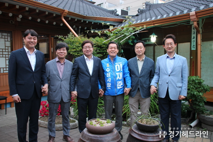 이재준 후보는 10일 김상회·김준혁·김희겸·조석환 전 예비후보를 비롯해 염태영 총괄선대위원장과 막걸리 회동을 했다.(사진=이재준 후보 캠프 제공)