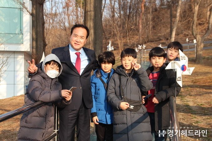 유엔 초전비 앞에서, 유엔 초전비 앞에서 오산의 학생들과 찍은 기념사진(사진=이권재 후보 캠프 제공)