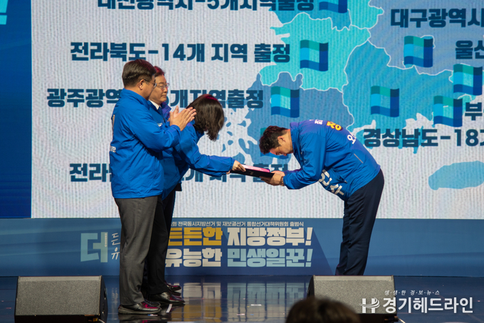 더불어 민주당 장인수 오산시장 후보가 11일 국회 의원회관에서 기초단체장 청년대표로 공천장을 수여 받고 있다.
