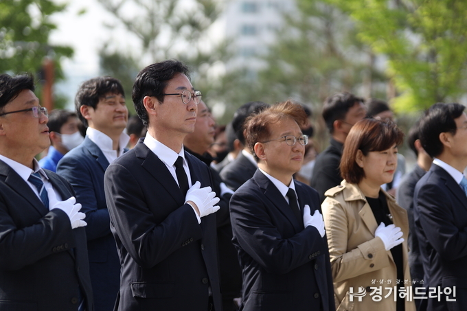 정명근 화성시장 후보가 13일 오전 9시 화성시 송산동 현충탑에 방문했다.
