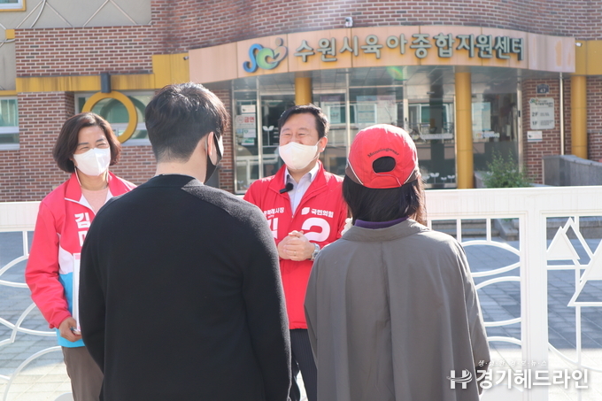 김용남 국민의힘 수원특례시장 후보는 15일, 장안구 정자2동에 위치한 수원시 육아종합지원센터에 일일캠프를 차려 시민들과 간담회를 진행했다.