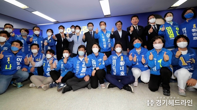 이재준 수원시장 후보가 민선 8기 지방선거에 출마한 더불어민주당 수원지역 출마자들과 원팀 기념촬영을 하고 있다.