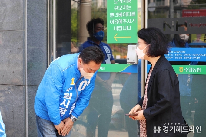 이재준 수원시장 후보가 23일 호매실동에서 유세를 하고 있다.(사진=이재준 수원특례시장 후보 캠프 제공)