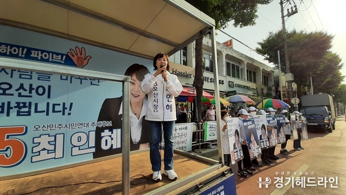 무소속 최인혜 후보는 5일장이 열린 23일 오색시장 입구 뱅뱅사거리에서 출정식을 알리며 필승을 다짐했다.