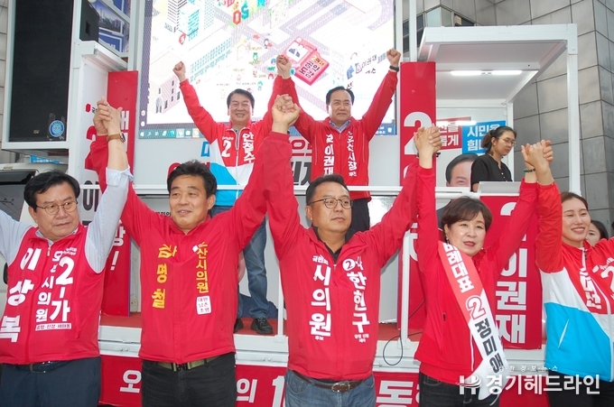 이권재 오산시장 후보(국민의힘)와 안철수 국회의원 후보(성남분당갑)가 25일 오후6시 오산시에서 열린 합동유세를 하고 있다.