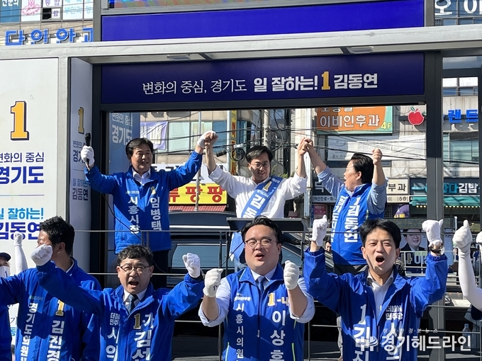 27일 오후 김동연 더불어민주당 경기도지사 후보가 임병택 더불어민주당 시흥시장 후보와 함께 시흥시 삼미시장 앞에서 시민들에게 사전투표 독려와 지지를 호소했다.