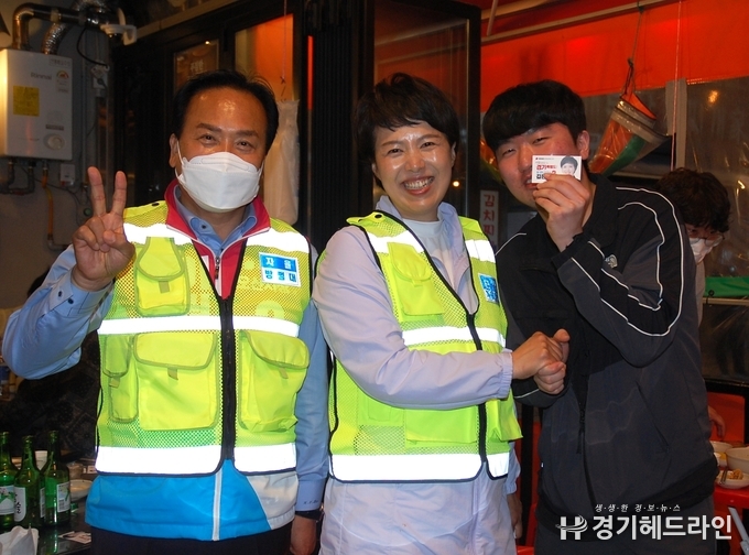 이권재 오산시장 후보(국민의힘)는 29일 밤 김은혜 경기도지사 후보와 함께 오산시 일대 야간순찰에 나서 언제 어디서나 안심하고 살 수 있는 ‘24시간 스마트 안전도시’ 오산을 만들 것을 약속했다.