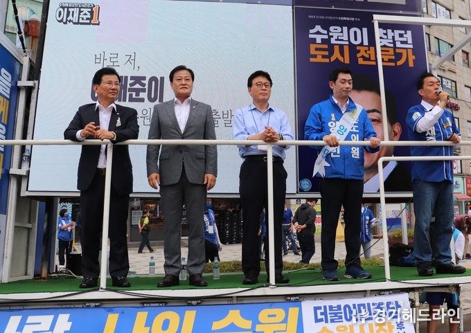 이재준 수원시장 후보가 30일 영통 1·2·3동에서 유세를 펼치고 있다.