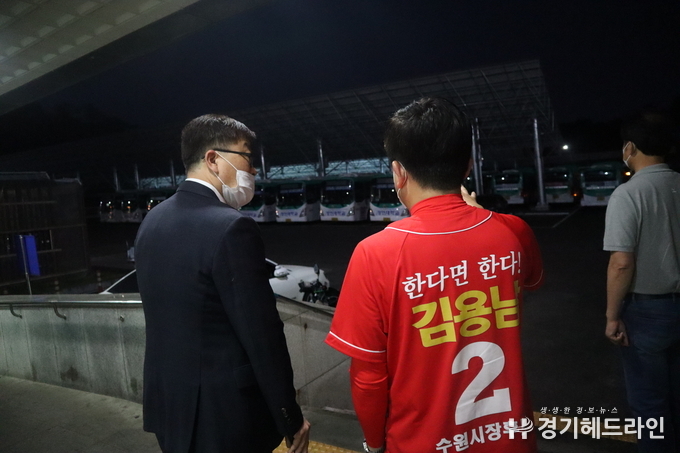 김용남 국민의힘 수원시장 후보가 새벽 4시 30분 수원 동부버스 공영차고지를 방문해 버스 운전기사님들을 만나 인사를 나누고 있다.
