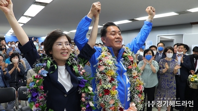 더불어민주당 이재준 수원시장 당선인이 2일 당선이 확정된 후 환호하고 있다.