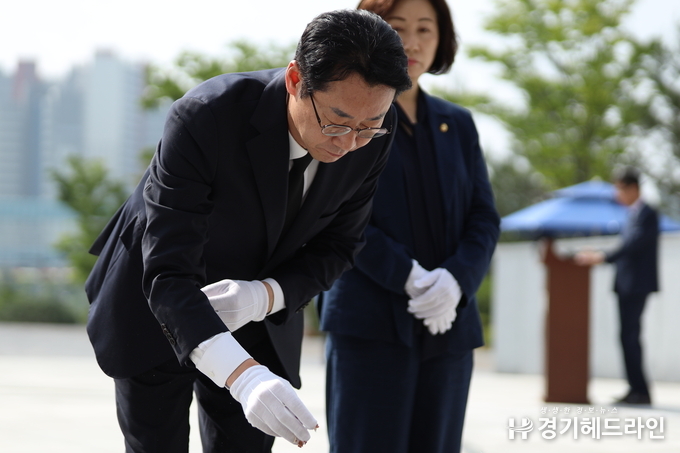 정명근 화성시장 당선인이 당선 후 2일 오전 화성시 송산동 현충탑에 방문해 순국선열께 참배를 하고 있다.