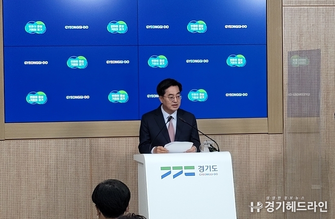 2일 오전 경기도청 브리핑룸에서 김동연 경기도지사가 경제부지사에 염태영 전 수원시장을 내정하고 경기도 도정자문회의 위원장에는 강성천 전 중소벤처기업부 차관을 위촉한다는 기자회견을 갖고 있다.(사진=문수철 기자)