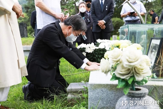 ‘민주화운동 희생자 추모제’에 참석해 추모하고 있는 김동연 경기도지사(사진=김동연 페이스북 캡처)
