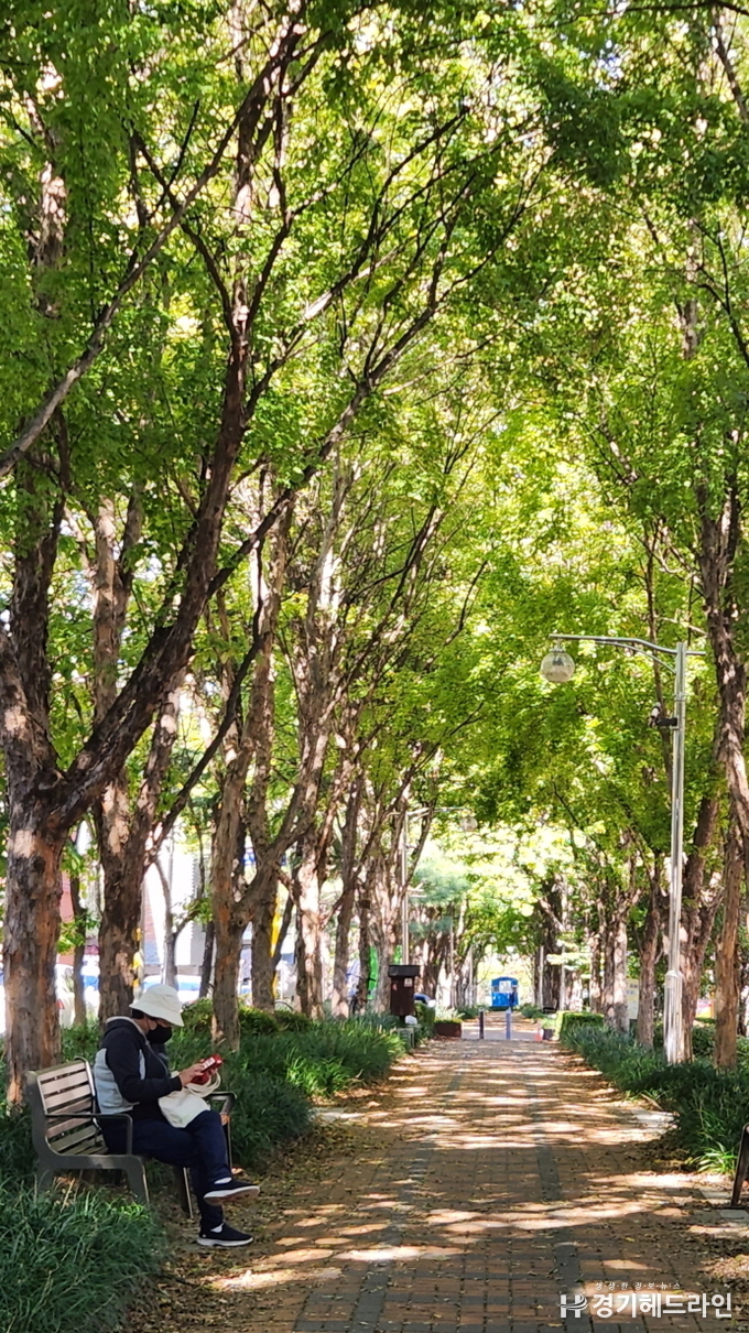 옛 수인선 철길을 따라 곧게 뻗은 수인선 세류공원.