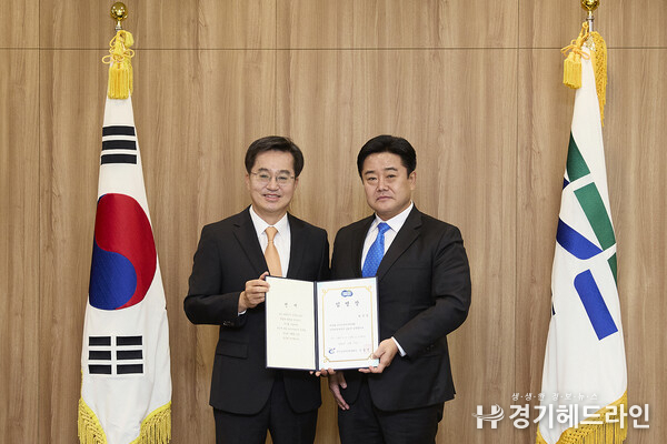 경기도장애인체육회 백경열 신임 사무처장이 경기도장애인체육회장인 김동연 도지사로부터 임명장을 받았다. (사진=경기도장애인체육회)
