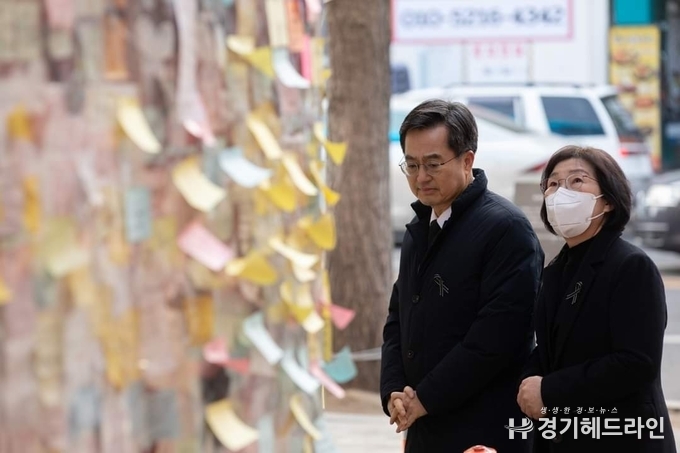 김동연 경기지사, 아내와 함께 이태원 합동분향소 조문하고 참사 골목길 현장 찾았다. (사진=김동연 경기지사 페이스북 캡처)