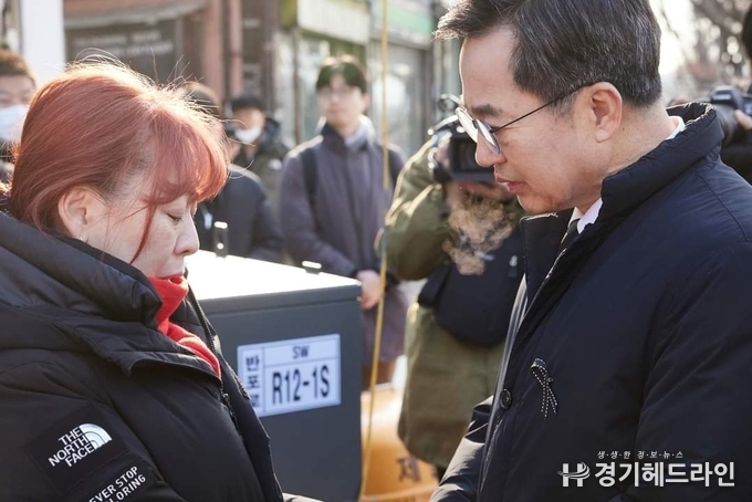 김동연 경기도지사 10ㆍ29 참사 유가족들이 설치한 서울광장 분향소를 찾았다. (사진=김동연 경기지사 페이스북 캡처)