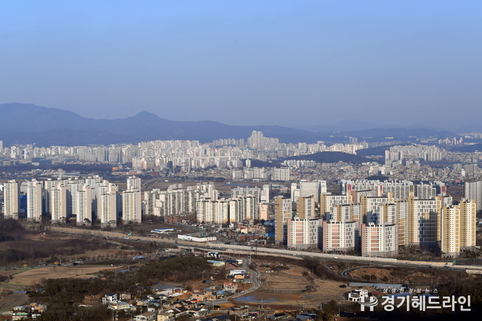 겨울에도 누구나 가볍게 등산할 수 있는 칠보산 정상에서 펼쳐지는 서수원 권역.