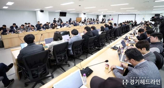 27일 오후 경기도청 다목적회의실에서 김동연 경기도지사가 출입 언론인과 간담회를 하고 있다.