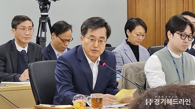27일 오후 경기도청 다목적회의실에서 김동연 경기도지사가 출입 언론인과 간담회를 하고 있다.(사진=문수철 기자)