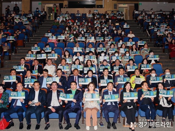 양기대·임오경 국회의원, 안성환 광명시의장, 김정호·최민·유종상·김용성·조희선 경기도의원, 구본신 광명시의회 부의장, 김종오·이형덕·이재한·이지석·설진서·현충열·오희령 시의원 등 지역정치인들과 윤선희 유엔세계식량계획(WFP) 한국사무소장을 비롯해 대통령직속 2050탄소중립녹색성장위원회 관계자, 지역단체장, 언론인들이 대거 참석했다.