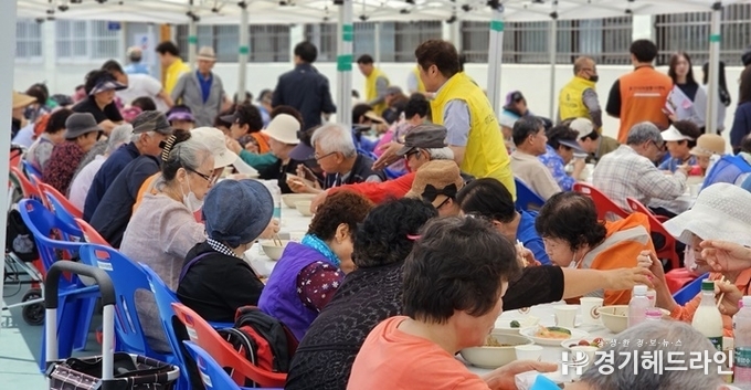 23일 오산시 종합운동장에서 ‘이웃과 함께 나누는 행복한 자장면 봉사’를 성황리에 진행했다.