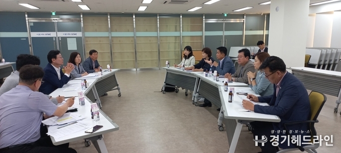 5일 성길용 오산시의회 의장을 비롯한 오산시 의회 의원들은 이날 화성시 동탄출장소에서 정명근 화성시장을 비롯한 화성시 환경사업소장 등 오산천 수질오염문제 해결방안을 논의하기 위해 간담회를 가졌다.(사진=오산시의회)