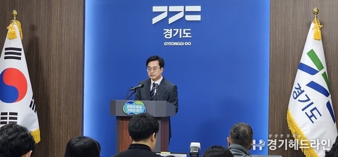 김동연 경기도지사가 12일 오전 경기도청 브리핑룸에서 서울~양평 고속도로 백지화를 즉각 철회하고 가장 빠르고 원칙 있게 추진할 것을 요구하고 있다.(사진=문수철 기자)
