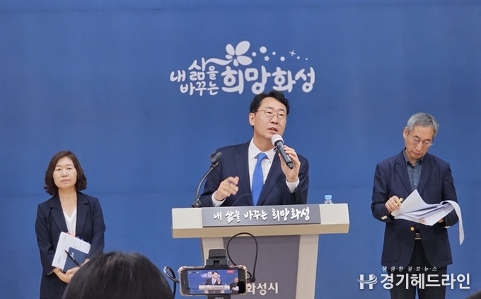 정명근 화성시장은 18일 시청 대회의실에서 시정브리핑을 통해 트램으로 동탄신도시 광역교통망을 설명하고 있다.(사진=문수철 기자)