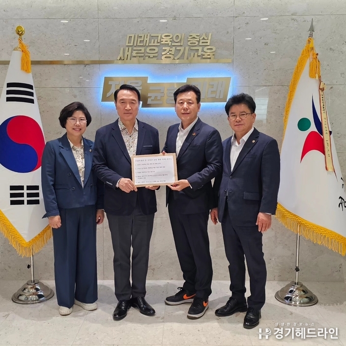 사진 왼쪽부터 이애형 경기도의원, 임태희 경기도교육감, 박재순 당협위원장(수원무), 문병근 경기도의원