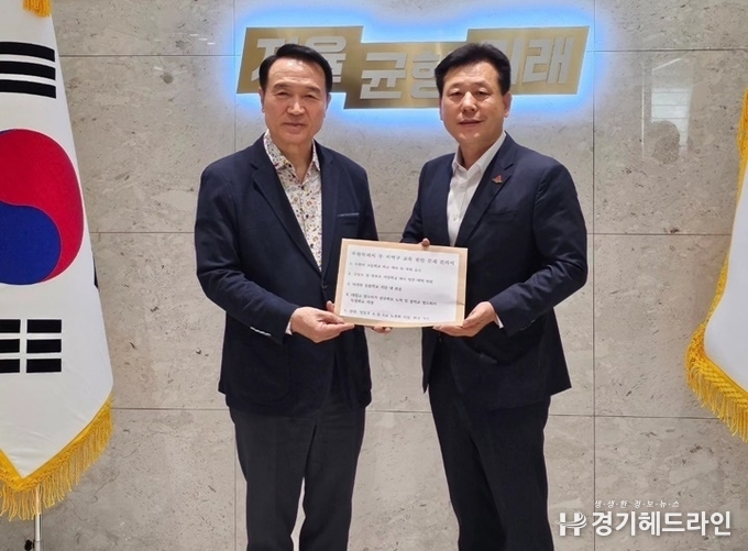 박재순 국민의힘 당협위원장(수원무)이 6일 경기도교육청에서 임태희 교육감을 만나 경기도의회 이애형, 문병근 의원과 함께 지역구 교육 현안이 담긴 건의서를 전달하고 있다.
