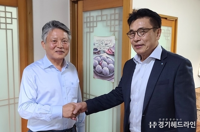 사진 왼쪽부터 광명시기자협회 김영석 회장, 광명 MG 광명동부새마을금고 김동우 이사장