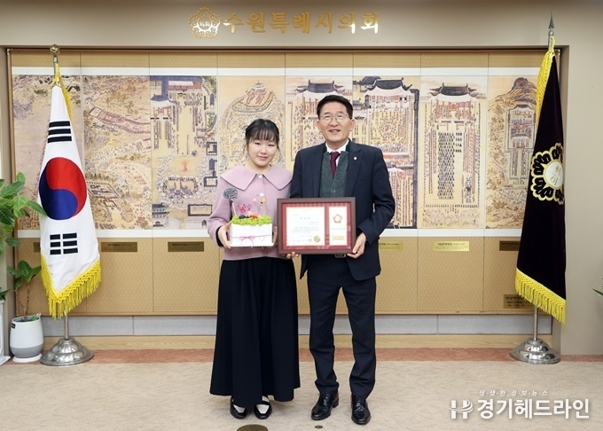 김기정 의장(우)과 박고은 학생(좌) 표창 수여식 이후 기념촬영을 하고있다.
