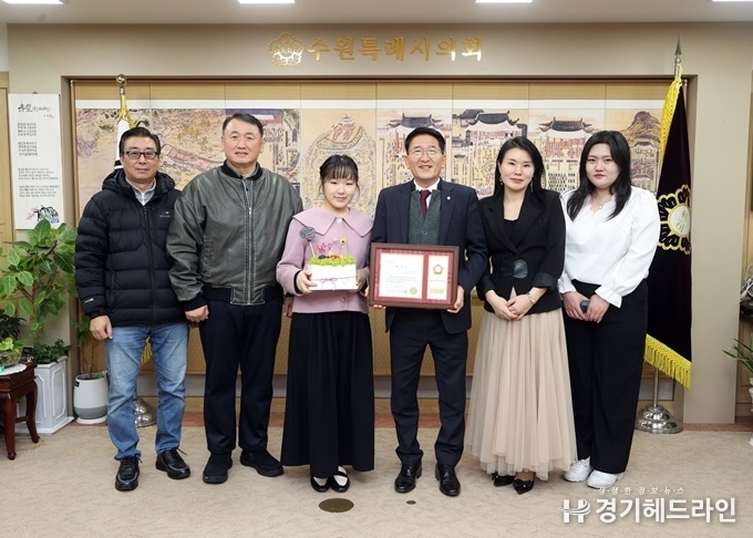 김기정 의장과 박고은 장인, 그리고 수원특례시 기자단과기념촬영