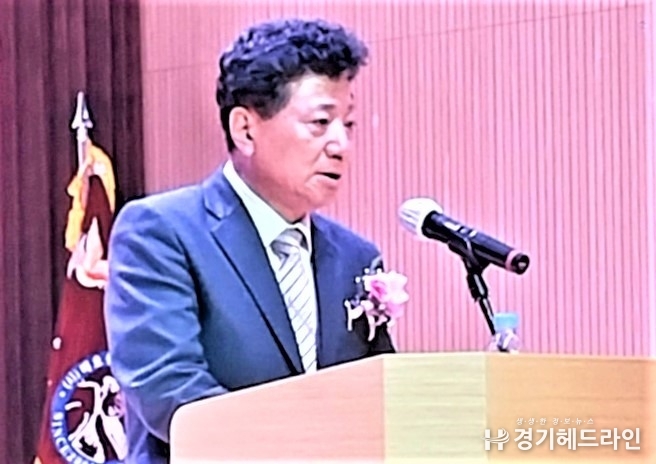 천목수 회장이 대회사를 하고 있다.