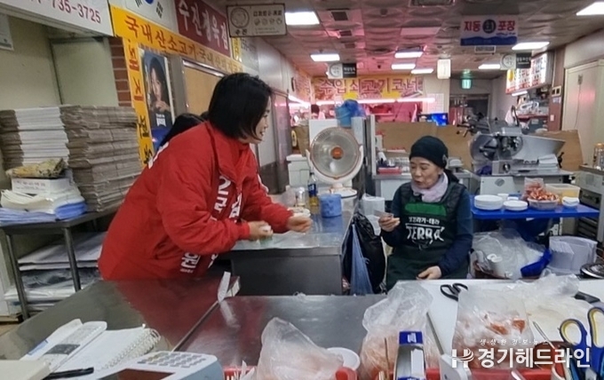  국민의힘 김세연예비후보 수원영동시장을 찾아 지지 호소