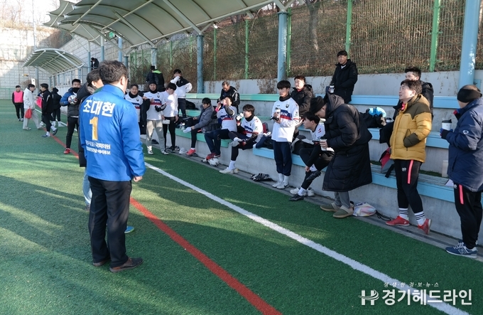화산체육공원 축구장에서 동탄60대축구단 회원과 인사를 나누고 있다.