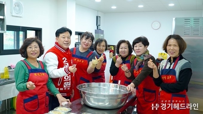 19일에 권선 2동 행정복지센터에서 박재순 국민의힘 국회의원 예비후보가 사랑의 반찬 나눔 봉사를 진행했다.(사진=박재순 예비후보 캠프)