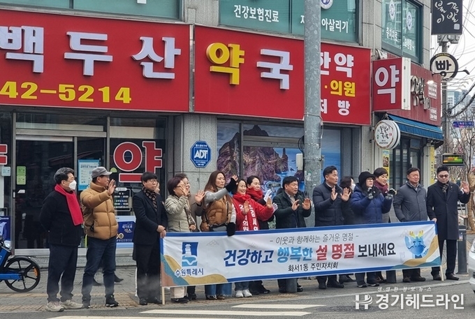 6일 화서오거리 일대에서 수원시 병 김세연 예비후보가 출근길 인사를 나서고 있다.